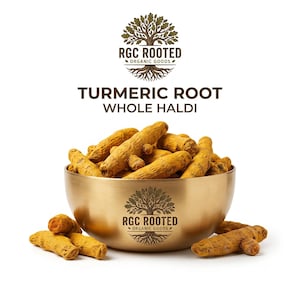Puede incluir: Un cuenco de metal dorado lleno de raíces de cúrcuma enteras, con el logotipo del árbol RGC ROOTED ORGANIC GOODS. Sobre el cuenco, el texto dice RGC ROOTED ORGANIC GOODS, TURMERIC ROOT y WHOLE HALDI. Varias raíces de cúrcuma yacen fuera del cuenco.