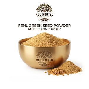 Pode incluir: Uma tigela de metal dourado cheia de pó de sementes de feno-grego castanho-claro, rotulada RGC ROOTED ORGANIC GOODS. O texto FENUGREEK SEED POWDER METHI DANA POWDER aparece acima. Um pequeno monte de sementes inteiras está ao lado.