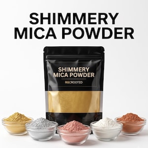 Könnte beinhalten: Ein schwarzer Beutel mit der Aufschrift SHIMMERY MICA POWDER und RGCROOTED, der Goldpulver enthält. Vor dem Beutel stehen fünf kleine Glasschalen mit gold-, silber-, rosa-, weiß- und kupferfarbenem Glimmerpulver vor einem weißen Hintergrund.