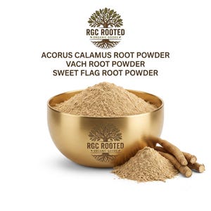 Könnte beinhalten: Eine goldfarbene Metallschale gefüllt mit hellbraunem Acorus Calamus Wurzelpulver, auch bekannt als Vach oder Sweet Flag Wurzelpulver. Die Schale trägt das Logo RGC Rooted Organic Goods. Neben der Schale liegen ein kleiner Haufen des Pulvers und mehrere getrocknete Wurzelstücke.
