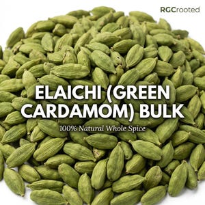 Può includere: Primo piano di un mucchio di baccelli di cardamomo verde. Il testo "Elaichi (Green Cardamom) Bulk" è visualizzato in bianco, con "100% Natural Whole Spice" sotto. I baccelli sono di forma ovale e hanno una superficie strutturata.