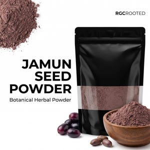 Puede incluir: Una bolsa negra de polvo de semillas de Jamun con una franja blanca, un cuenco de madera con polvo y un montón de semillas. El texto de la imagen dice "JAMUN SEED POWDER Botanical Herbal Powder".