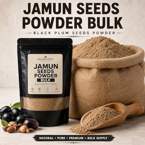 Könnte beinhalten: Ein schwarzer Beutel mit der Aufschrift JAMUN SEEDS POWDER BULK, gefüllt mit braunem Pulver. Daneben steht ein Jutesack mit weiterem Pulver und einem hölzernen Messlöffel davor. Frische schwarze Pflaumen und Samen liegen auf der linken Seite.