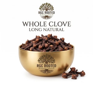 Puede incluir: Un cuenco de metal dorado lleno de clavos de olor enteros de color marrón oscuro, con algunos clavos fuera. El cuenco presenta el logotipo de árbol RGC ROOTED ORGANIC GOODS. Arriba, el texto dice RGC ROOTED ORGANIC GOODS WHOLE CLOVE LONG NATURAL.