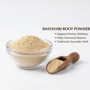 Może przedstawiać: Przezroczysta szklana miska wypełniona jasno brązowym proszkiem z korzenia Shatavari. Obok miski leży drewniana miarka z proszkiem. Tekst: Shatavari Root Powder, Wspiera dobre samopoczucie kobiet, Pomaga w r&oacute;wnowadze hormonalnej.