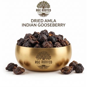 Puede incluir: Un cuenco de metal dorado lleno de trozos de amla seca o grosella espinosa india, de color marrón oscuro y arrugados. El cuenco lleva el logotipo de RGC ROOTED. Arriba, el texto dice RGC ROOTED ORGANIC GOODS, DRIED AMLA, INDIAN GOOSEBERRY.