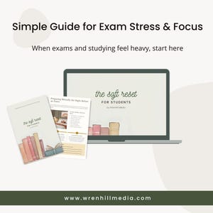 Può includere: Un laptop mostra "the soft reset FOR STUDENTS" con guide stampate. Le guide hanno lo stesso titolo e un'illustrazione di libri. Il testo "Simple Guide for Exam Stress & Focus" è in alto. Il sito web www.wrenhillmedia.com è in basso.