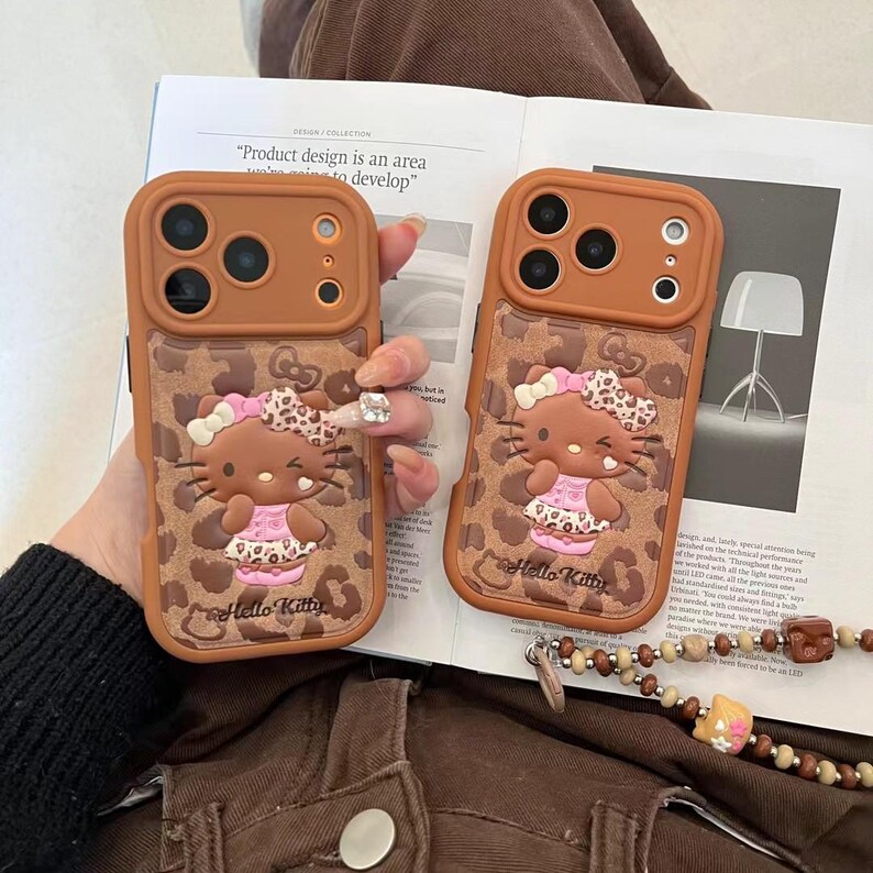 Läderfodral i rosa brunt leopardmönster med Hello Kitty-motiv och snodd för iPhone 17 Pro, 16 Pro Max och 15-serien. bild 6