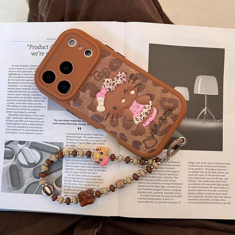 Läderfodral i rosa brunt leopardmönster med Hello Kitty-motiv och snodd för iPhone 17 Pro, 16 Pro Max och 15-serien. bild 7
