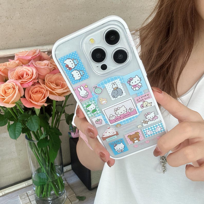 Puede incluir: Funda transparente para tel&eacute;fono con borde blanco y dise&ntilde;os de personajes de dibujos animados coloridos. La funda tiene un patr&oacute;n de cuadr&iacute;cula con varias im&aacute;genes de personajes lindos, incluyendo un oso, un conejo y un gato.