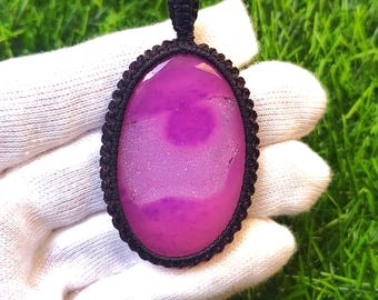 Collana con ciondolo in agata rosa druzy / Cabochon in cristallo naturale druzy / Gioielli in macramè fatti a mano / Regalo con pietra curativa