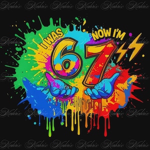 Può includere: Grafica colorata con il testo "I WAS 6, NOW I'M 67+". Il design presenta vivaci schizzi di vernice in vari colori, due mani blu e un fulmine. I numeri sono delineati in oro.