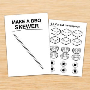 Pu&ograve; includere: Due fogli di carta bianchi con disegni a tratto nero e testo. Un foglio dice "MAKE A BBQ SKEWER" e ha un disegno di uno spiedino. L'altro foglio dice "Cut out the toppings" e ha disegni di condimenti.