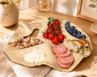 Rustikale texturierte Keramik Charcuterie Platte Creme Blush handgemachte Keramik Servierbrett Handwerker Aperitif Tablett Bio gewellte Käseplatte