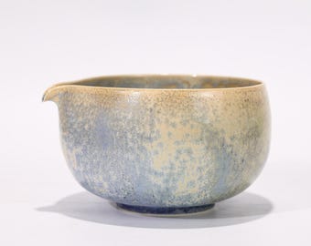 Cuenco de matcha con esmaltado cristalino azul y blanco, hecho a mano, de cerámica, con pico vertedor, para ceremonia del té japonesa, regalo artesanal de cerámica.