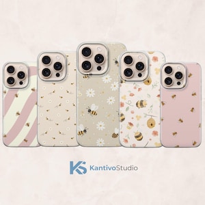 Può includere: Una collezione di cinque custodie per telefono con disegni di api e fiori. Le custodie presentano vari motivi, tra cui strisce, margherite e api, in tonalità di rosa, beige e crema. Le custodie sono progettate per uno smartphone.