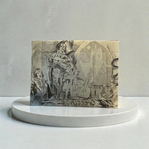 Peut inclure: Une carte rectangulaire avec une illustration en noir et blanc d'un groupe de personnes chantant et jouant d'instruments. La carte est posée sur un socle blanc et circulaire. L'illustration a un aspect vintage.