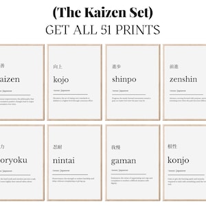 Puede incluir: Un conjunto de ocho impresiones enmarcadas con palabras japonesas y sus definiciones. El texto superior dice "(The Kaizen Set) GET ALL 51 PRINTS". Las impresiones son blancas con texto negro, con palabras como "kaizen" y "doryoku".