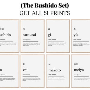 Może przedstawiać: Zestaw ośmiu oprawionych wydruków z japońskimi słowami i angielskimi definicjami. U góry widnieje napis "(The Bushido Set) GET ALL 51 PRINTS". Każdy wydruk ma białe tło z czarnym tekstem i jasnobrązową ramką.