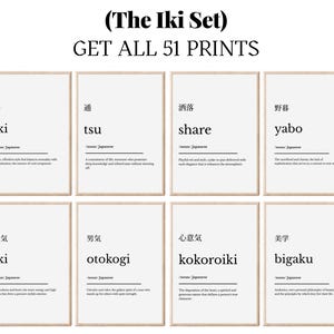 Könnte beinhalten: Ein Set von acht gerahmten Kunstdrucken mit japanischen Wörtern und ihren englischen Definitionen. Die Drucke sind minimalistisch gestaltet, mit weißem Hintergrund und schwarzem Text. Der obere Text lautet "(The Iki Set) GET ALL 51 PRINTS."