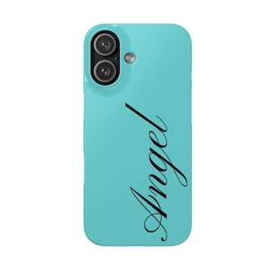 Puede incluir: Funda de teléfono turquesa con la palabra "Angel" en escritura negra. La funda tiene una abertura para una cámara de doble lente en la parte superior. La funda del teléfono está hecha de un material liso y brillante.
