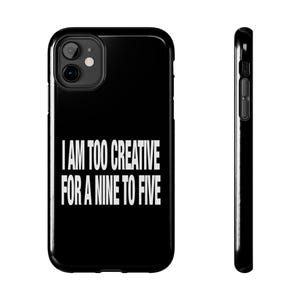 Peut inclure: Coque de téléphone noire avec le texte "I AM TOO CREATIVE FOR A NINE TO FIVE" en blanc. L'étui a une finition brillante et une découpe pour l'appareil photo.