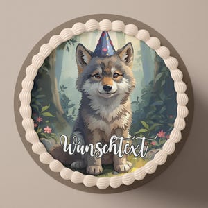Könnte beinhalten: Ein runder Kuchen mit einer Waldszene und einem Wolf mit Partyhut. Der Kuchen hat einen weißen Zuckergussrand und den Text "Wunschtext" in Schreibschrift.
