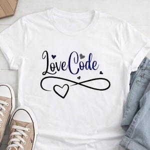 Könnte beinhalten: Eine weiße Keramik-Tasse mit schwarzem Henkel und dem Text "But First, Coffee" in schwarzer, handschriftlicher Schrift. Die Tasse steht auf einer weißen Oberfläche.