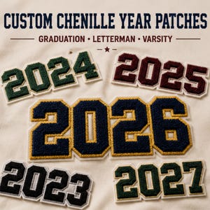 以下が含まれることがあります： CUSTOM CHENILLE YEAR PATCHES GRADUATION LETTERMAN VARSITYという文字が書かれたカスタムシェニール年号ワッペン。ワッペンには2023年、2024年、2025年、2026年、2027年が、ダークグリーン、マルーン、ゴールドの縁取りのネイビーブルー、ブラックなどの様々な色で表現されています。