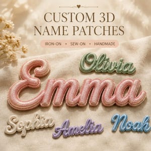 Pode incluir: Patches de nome 3D personalizados com opções para passar a ferro ou costurar. Os patches apresentam letras bordadas em relevo em várias cores, incluindo rosa, verde, roxo, azul e creme, exibindo os nomes Emma, Olivia, Sophia, Amelia e Noah.