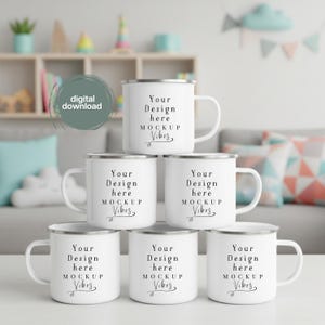 Op de afbeelding: Een stapel van zes witte emaille mokken met zilveren randen en handvatten. Elke mok heeft de tekst "Your Design here MOCKUP Vibes" in het zwart. Een digitale download-afbeelding staat op de achtergrond.