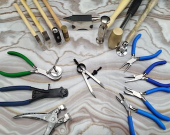 Conjunto de 16 ferramentas com martelo, alicate, compasso e bigorna para fabricação de joias, artesanato e trabalhos com miçangas.