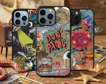 Może przedstawiać: Trzy etui na telefon z kolorowymi, retro wzorami. Jedno przedstawia scenę porwania przez UFO, drugie mówi "Don't Panic", a trzecie ma serce z napisem "I'm too stubborn to not have hope."