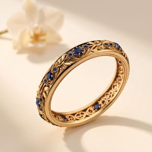 Anel vintage com gema azul, aro dourado com detalhes florais, inspirado na Art Nouveau, anel marcante com inspiração botânica, presente de aniversário único para ela.