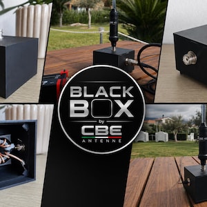 Könnte beinhalten: Ein schwarzes, quadratisches Elektronikgehäuse mit einem zentralen Logo, das BLACK BOX by CBE ANTENNE liest. Das Gerät verfügt über externe Metallanschlüsse, einen oben montierten Antennenanschluss und eine interne Kupferdraht-Ringkernspule.