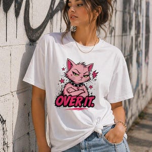 Over It Pink Grumpy Cat-T-shirt | T-shirt met print, illustratie Sassy Cat