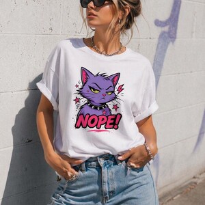 Knorrige paarse kat NOPE T-shirt | Sassy T-shirt met cartoonillustratie