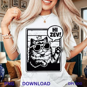 Könnte beinhalten: Weißes T-Shirt mit einer schwarz-weißen Grafik einer Katze mit Sonnenbrille und Krone, mit dem Text "Hi Zev!" in einer Sprechblase. Die Katze winkt. Das Wort "DOWNLOAD" steht unten.