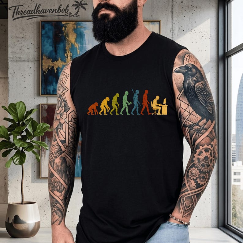 Puede incluir: Una camiseta sin mangas negra con un estampado gr&aacute;fico colorido de la evoluci&oacute;n de la humanidad, que progresa desde un primate hasta un humano sentado en un escritorio de computadora. El dise&ntilde;o utiliza una paleta de colores retro naranja, amarillo, verde y azul.