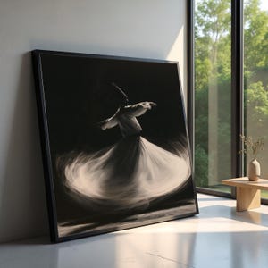 Peut inclure: Une œuvre d'art murale carrée encadrée présentant une photographie en noir et blanc d'un derviche en mouvement. La silhouette porte un haut chapeau et une longue jupe fluide créant un effet circulaire flou sur un fond noir uni et sombre.