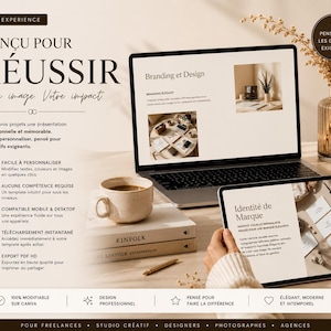 Puede incluir: Un port&aacute;til y una tableta muestran conceptos de branding y dise&ntilde;o, con una taza de caf&eacute; y libros sobre un escritorio. La imagen incluye texto en franc&eacute;s, promocionando un servicio de dise&ntilde;o para creativos. Tambi&eacute;n se ve un jarr&oacute;n con flores secas.