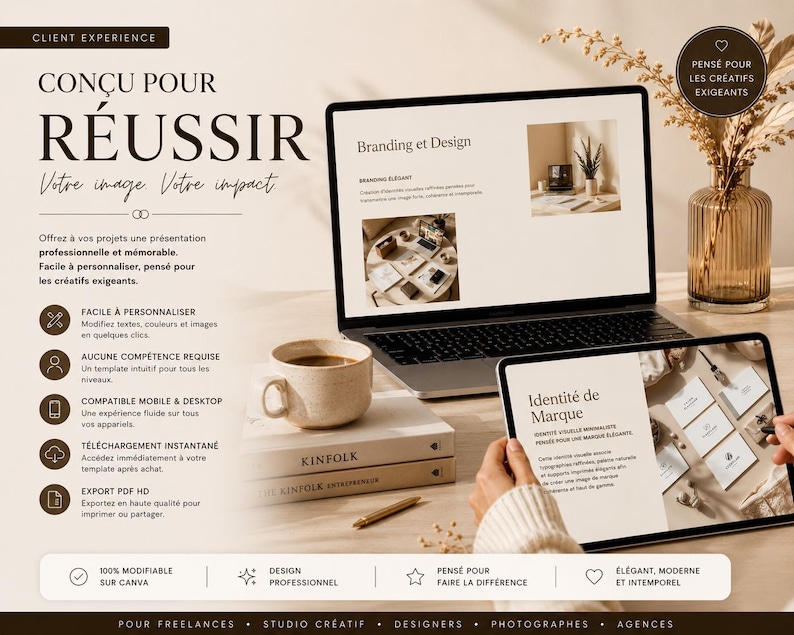 Puede incluir: Un port&aacute;til y una tableta muestran conceptos de branding y dise&ntilde;o, con una taza de caf&eacute; y libros sobre un escritorio. La imagen incluye texto en franc&eacute;s, promocionando un servicio de dise&ntilde;o para creativos. Tambi&eacute;n se ve un jarr&oacute;n con flores secas.