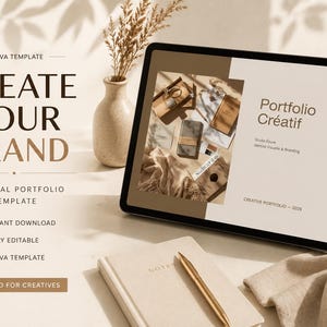 Puede incluir: Una tableta digital muestra una plantilla de portafolio con el texto "Portfolio Cr&eacute;atif". La imagen incluye un cuaderno, un bol&iacute;grafo, una taza de caf&eacute; y un jarr&oacute;n decorativo con plantas secas. Tambi&eacute;n se ve el texto "Create Your Brand".