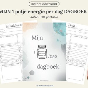 Può includere: Un diario PDF stampabile con il testo "MIJN 1 potje energie per dag DAGBOEK" e "A4/A5 - PDF stampabile". Le pagine del diario hanno sezioni per la consapevolezza e le attività creative. Una penna rosa è appoggiata di lato.