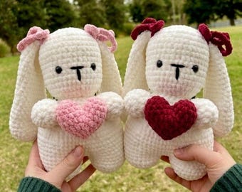 Virkad Kärlekskanin Gosedjur - Babykanin i Kläder Virkat - Handgjort Gosedjur