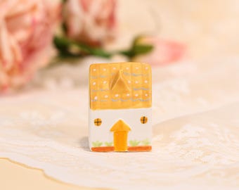 Zonnig geel dak miniatuur huis beeldje minimalistisch wit aardewerk Tiny Home modern handgeschilderd gebladerte uniek huisje Nordic decor cadeau