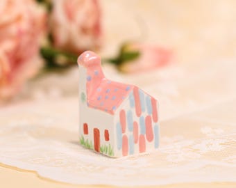 Regenboog bloemen aardewerk Tiny Home roze schuin dak miniatuur huis grote schoorsteen beeldje handgeschilderde Nordic Tale decor grillig servies