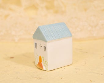 Pastelblauw dak miniatuur huisbeeldje romig wit aardewerk Tiny Home handgemaakte keramische cottage gebogen deur plank sitter Fairy Garden cadeau