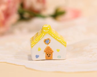 Grillig klein geel huisbeeldje handgeschilderd keramisch huisje decor schattig peperkoek Home kunst miniatuur aardewerk cadeau klein sprookjeshuis