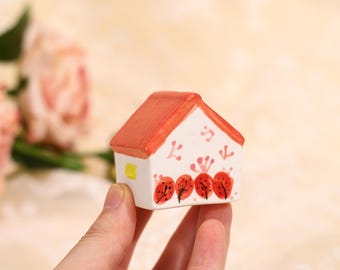 Grillig lieveheersbeestje Tiny House beeldje handgeschilderde keramische tuin decor schattig rood Cottage Home kunst miniatuur aardewerk cadeau kleine huis kunst